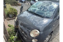 Auto botst tegen woning aan Scheldestraat in Den Helder