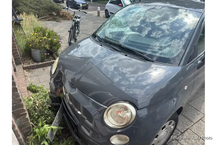 Auto botst tegen woning aan Scheldestraat in Den Helder
