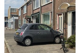 Auto botst tegen woning aan Scheldestraat in Den Helder