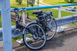 Fietser raakt gewond bij aanrijding met scooter op viaduct in Den Helder