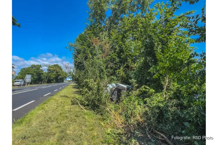 Auto raakt van de weg op N250