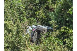 Auto raakt van de weg op N250