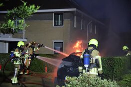 Elektrische auto door brand verwoest in Julianadorp