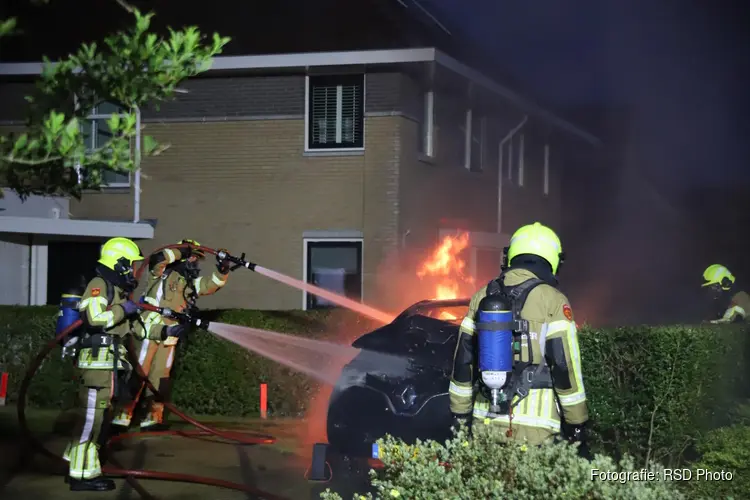 Elektrische auto door brand verwoest in Julianadorp