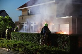 Elektrische auto door brand verwoest in Julianadorp
