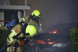 Elektrische auto door brand verwoest in Julianadorp