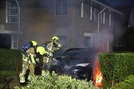Elektrische auto door brand verwoest in Julianadorp