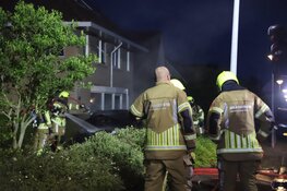 Elektrische auto door brand verwoest in Julianadorp