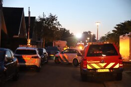 Elektrische auto door brand verwoest in Julianadorp