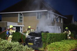 Elektrische auto door brand verwoest in Julianadorp