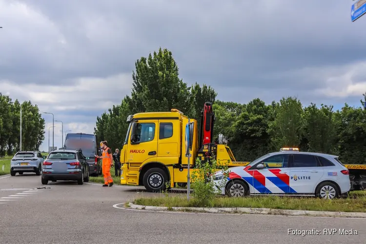 Ongeval tussen werkbus en personenauto op kruising Schoolweg met N9 in Julianadorp