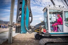 Wethouder Bais slaat eerste paal Willem Alexanderhof fase 5-zuid