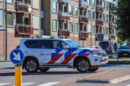Auto op z'n kant na ongeval op Middenweg
