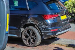 Auto op z'n kant na ongeval op Middenweg