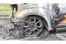 Schade in beeld: Twee auto's binnen half uur in vlammen op in Den Helder