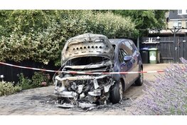 Schade in beeld: Twee auto's binnen half uur in vlammen op in Den Helder