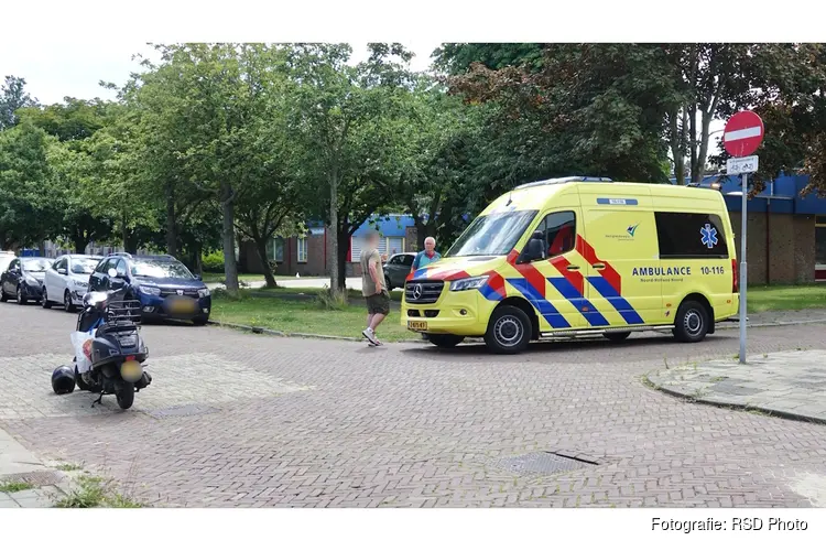 Scooter van achteren aangereden door auto in Den Helder: auto rijdt door