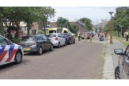 Scooter van achteren aangereden door auto in Den Helder: auto rijdt door