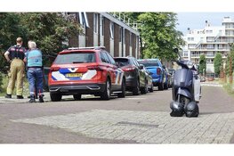 Scooter van achteren aangereden door auto in Den Helder: auto rijdt door