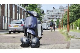 Scooter van achteren aangereden door auto in Den Helder: auto rijdt door