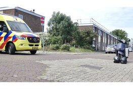Scooter van achteren aangereden door auto in Den Helder: auto rijdt door