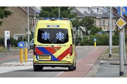 Scooter van achteren aangereden door auto in Den Helder: auto rijdt door