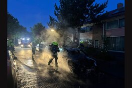 Opnieuw nachtelijke autobrand in Den Helder, voertuig in Clematisstraat verwoest
