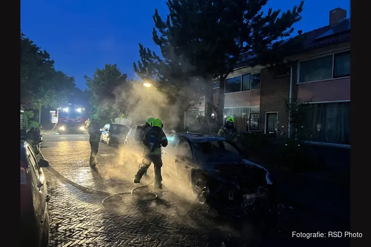 Opnieuw nachtelijke autobrand in Den Helder, voertuig in Clematisstraat verwoest