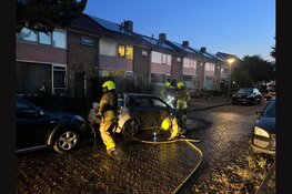 Opnieuw nachtelijke autobrand in Den Helder, voertuig in Clematisstraat verwoest