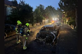 Opnieuw nachtelijke autobrand in Den Helder, voertuig in Clematisstraat verwoest