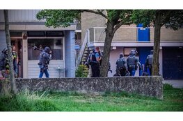Arrestatieteam valt woning binnen in Den Helder, één aanhouding
