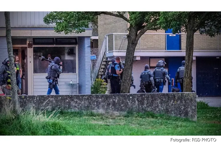 Arrestatieteam valt woning binnen in Den Helder, één aanhouding