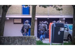 Arrestatieteam valt woning binnen in Den Helder, één aanhouding