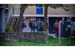 Arrestatieteam valt woning binnen in Den Helder, één aanhouding