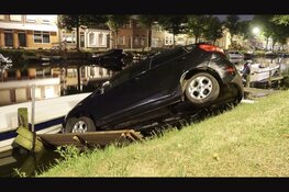 Beschonken bestuurder rijdt geparkeerde auto de gracht in