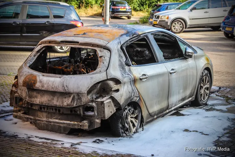 Schade goed zichtbaar na nachtelijke autobrand Kanaalweg