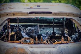 Schade goed zichtbaar na nachtelijke autobrand Kanaalweg