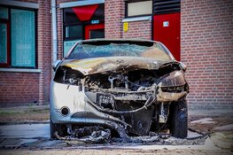 Schade goed zichtbaar na nachtelijke autobrand Kanaalweg