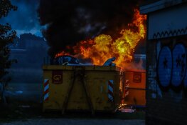 Grote brand in afvalcontainer bij sporthal in Den Helder: Politie doet onderzoek