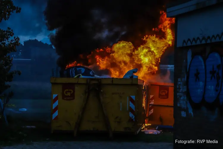 Grote brand in afvalcontainer bij sporthal in Den Helder: Politie doet onderzoek