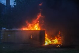 Grote brand in afvalcontainer bij sporthal in Den Helder: Politie doet onderzoek