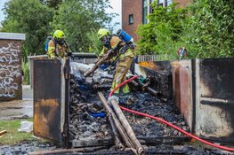 Grote brand in afvalcontainer bij sporthal in Den Helder: Politie doet onderzoek