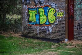 Grote brand in afvalcontainer bij sporthal in Den Helder: Politie doet onderzoek