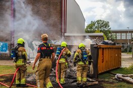 Grote brand in afvalcontainer bij sporthal in Den Helder: Politie doet onderzoek