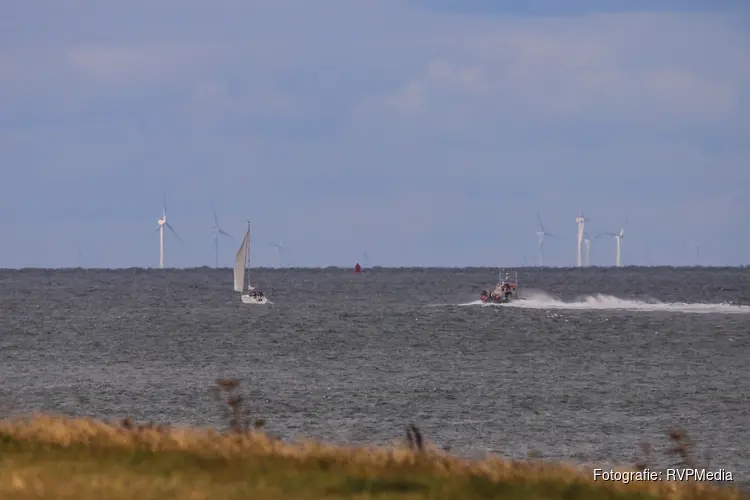 Zeiljacht in problemen naar haven gesleept door KNRM