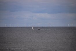 Zeiljacht in problemen naar haven gesleept door KNRM