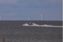 Zeiljacht in problemen naar haven gesleept door KNRM