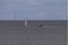 Zeiljacht in problemen naar haven gesleept door KNRM