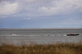 Zeiljacht in problemen naar haven gesleept door KNRM