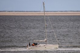 Zeiljacht in problemen naar haven gesleept door KNRM